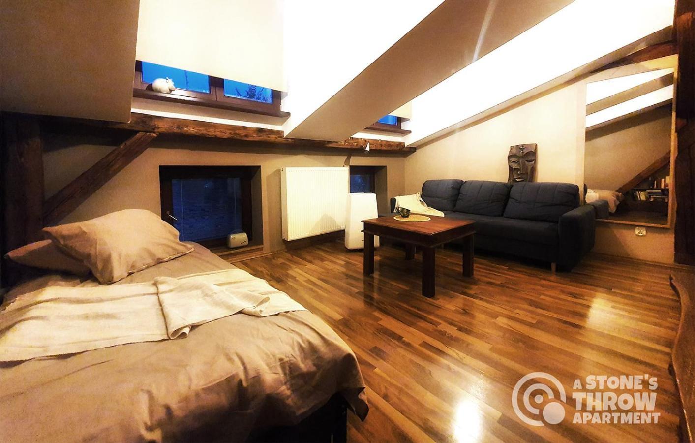 A Stone'S Throw Apartment Krakow Luaran gambar