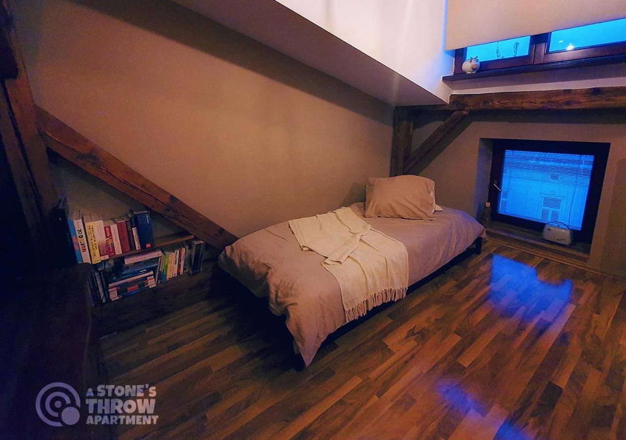 A Stone'S Throw Apartment Krakow Luaran gambar