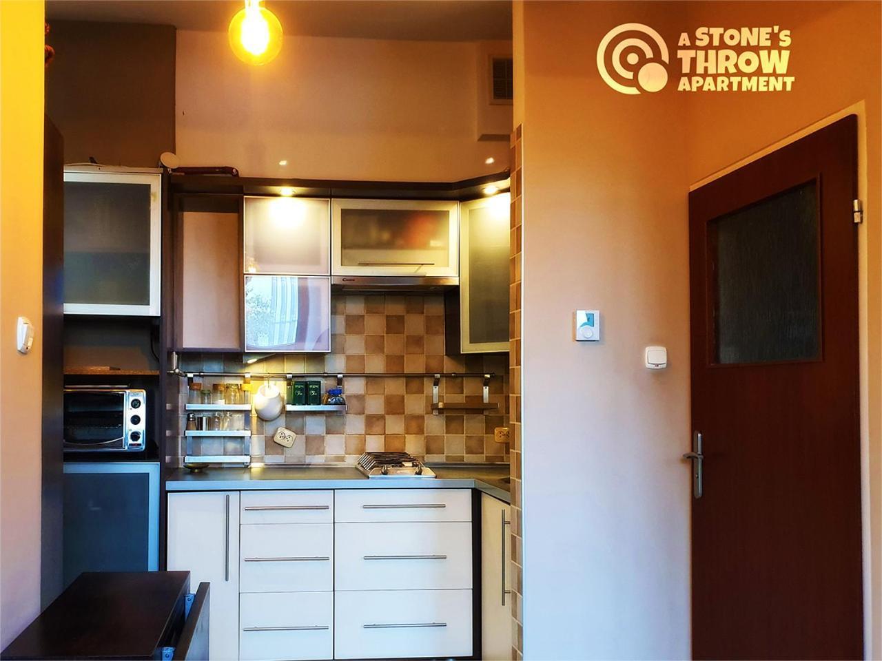 A Stone'S Throw Apartment Krakow Luaran gambar